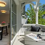 Vesta In Lage Mit Strandkorb Am Binz